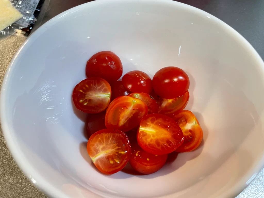 ハローフレッシュのプチトマトを半分に切る